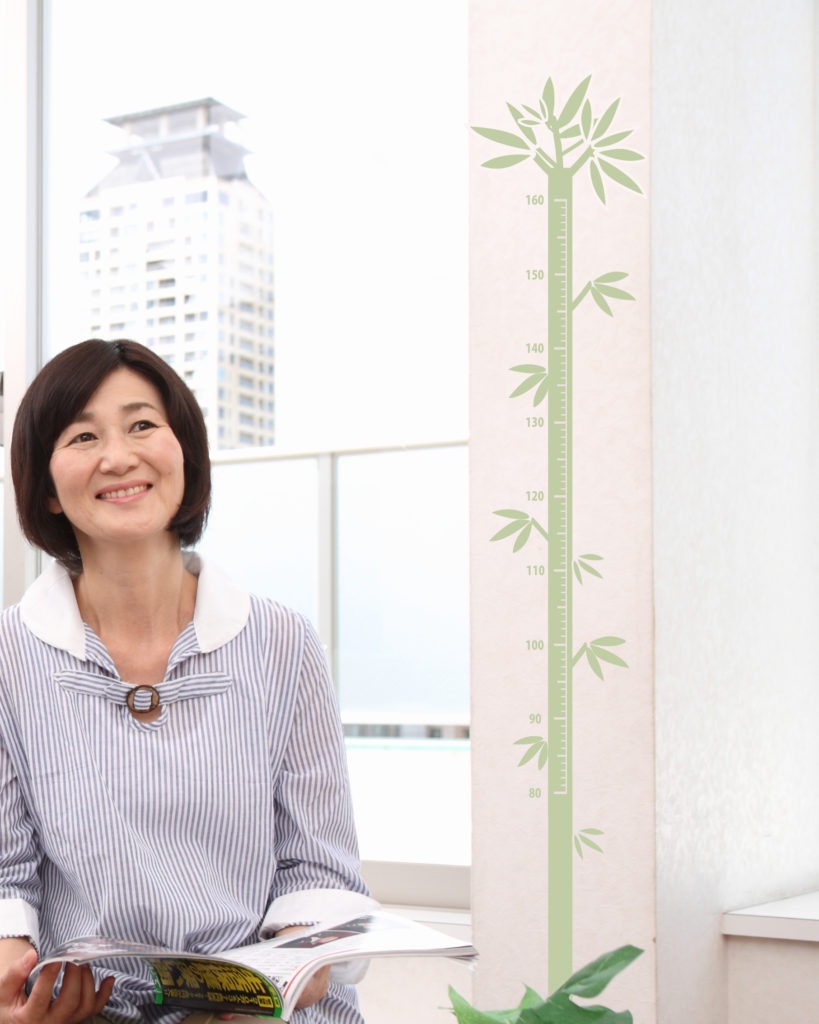 お孫さんの成長記録は竹のデザインでインテリアにもなるバンブーウォールステッカーがおすすめ